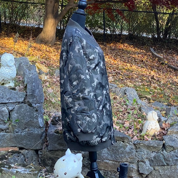 Max Studio Horse Print Camouflage Puffer Jacket Size Large - Picture 3 of 7